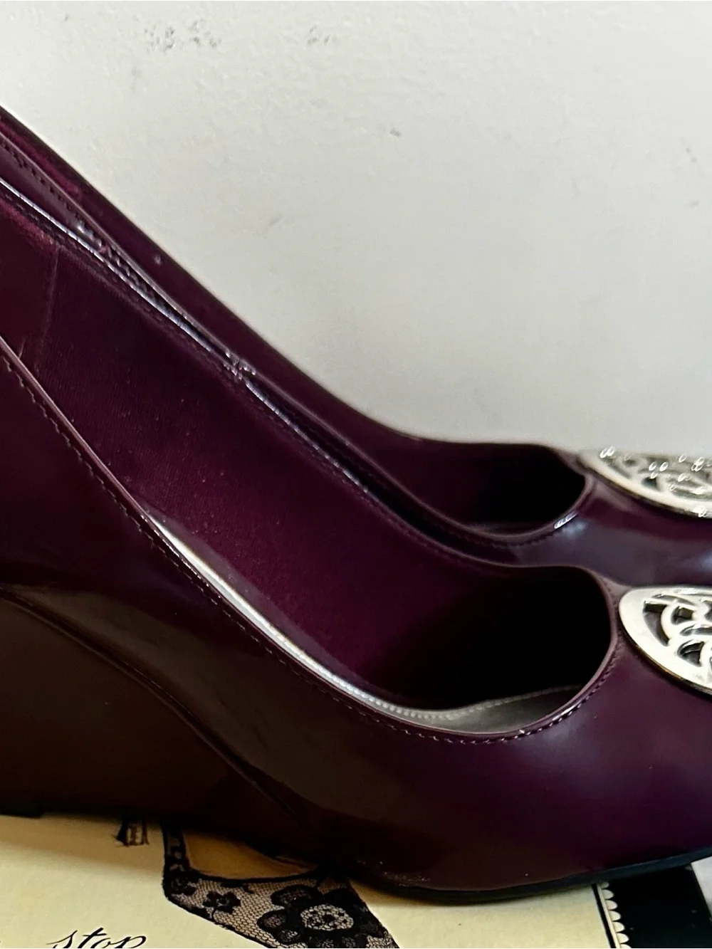 FIONI Clothing Burgundy Patent Round-Toe Pumps with Silver Medallion